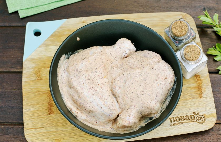 1. Этап. Куриные окорочка на мангале: Тщательно перемешайте и оставьте мариноваться на 2 часа. Можно оставить на ночь.