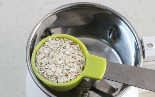 1. Этап. Овсянка для детей: 1. Овсяные хлопья измельчите в блендере или кофемолке.