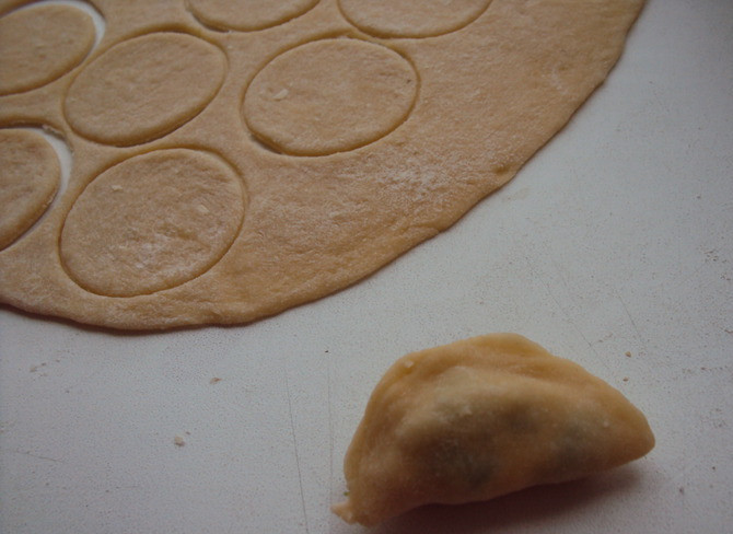 1. Этап. Тортеллини с мясом: В середину каждого кружочка кладем немного приготовленной начинки, края круга смачиваем водой и склеиваем их.