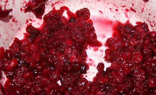 1. Этап. Клюквенный морс из замороженной клюквы: 4. Ягоды же отправьте в кастрюлю, залейте водой и поставьте на огонь.