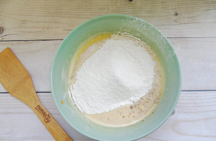 1. Этап. Пирог с тыквой и курагой: Насыпьте в миску муку.