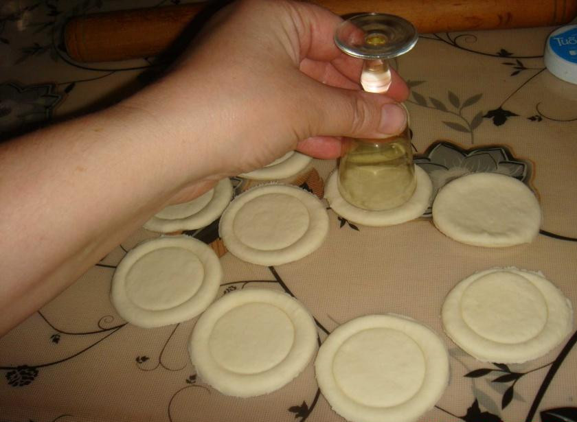 1. Этап. Пирог ЧЕРЕПАШКА: Из второй части теста вырезаем панцирь черепашки. Для этого тесто раскатываем в пласт, стаканом или формой вырезаем кружочки. Емкостью меньшего размера делаем 