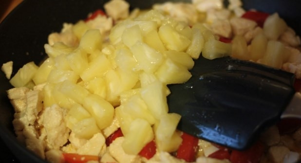 1. Этап. Курица в кисло-сладком соусе с рисом: Ананасы также добавьте, сок слейте в миску, он нам еще пригодится для соуса. Перемешайте.