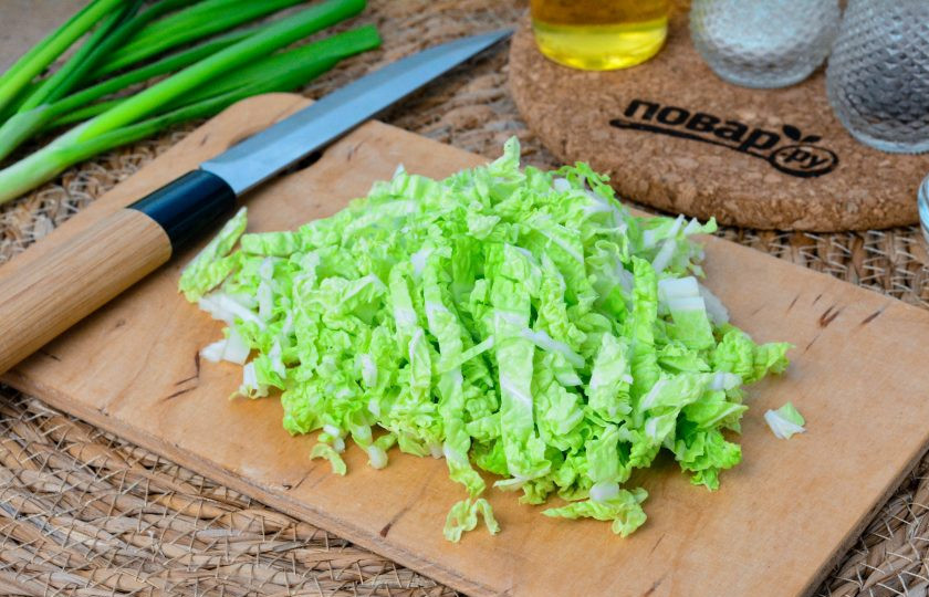 1. Этап. Салат с редиской и пекинской капустой: Пекинскую капусту измельчите, нарежьте полосками.