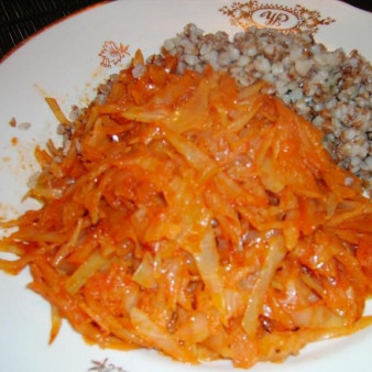 Капуста тушеная с луком