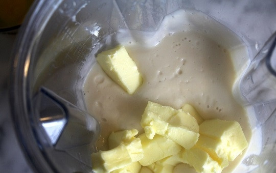 1. Этап. Пирог с начинкой из фасоли: 2. Отправьте в чашу блендера и измельчите со сливками до однородности. Добавьте сливочное масло, продолжая взбивать.