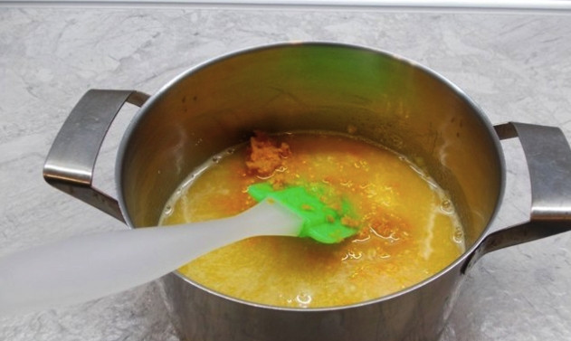 1. Этап. Апельсиновый курд: Отделите яичные желтки, смешайте их с сахаром. Туда же вылейте сок цитрусовых и добавьте цедру. Поставьте кастрюлю с этой смесью на водяную баню, начинайте её нагревать. Слегка помешивая массу, нагрейте её, пока не станет образовываться пена.