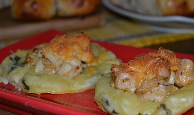 1. Этап. Картофельные ватрушки с курицей: Смажьте ватрушки взбитым яйцом. Сверху натрите сыр. Запекайте изделия в течение 15 минут. Приятной дегустации!