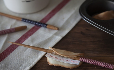 1. Этап. Печенье с предсказаниями: 2. Теперь формируем маленькие лепешки, каждую складываем пополам. Для того, чтобы хватило места для бумажки внутри, используйте карандаш. Запекайте прямо вместе с карандашом 5-10 минут при 200 градусах, пока печенье не станет золотистым.