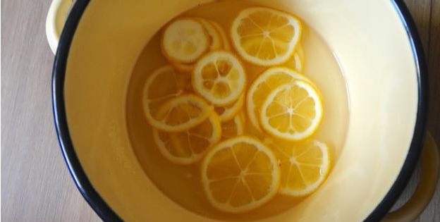 1. Этап. Варенье из киви на зиму: Получившиеся кольца опускаем в кастрюлю с подсахаренной водой. Сахара должно быть 100 грамм. Варим сироп в течение 15-20 минут.