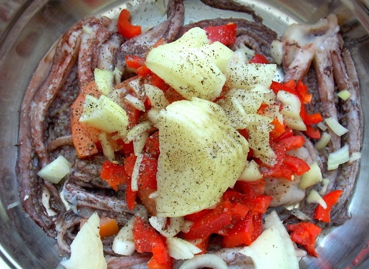 1. Этап. Щупальца кальмара в банке: Лук порежьте, добавьте к щупальцам и овощам, положите сахар, соль, поперчите и добавьте масло. Все перемешайте.