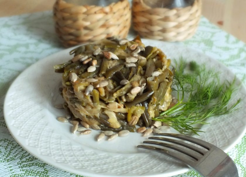 1. Этап. Стручковая фасоль в мультиварке: Перед подачей посыпьте семенами подсолнечника, перемешайте и сервируйте индивидуально. Приятного аппетита!