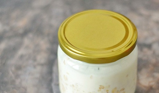 1. Этап. Ленивая овсянка на домашнем йогурте: Закройте банку крышкой и уберите на ночь в холодильник. За ночь (8-12 часов) овсянка в йогурте набухнет и превратится в густую кашу.