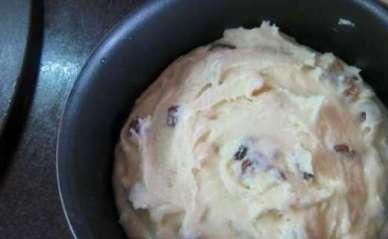 1. Этап. Быстрое тесто для кулича: Форму для кулича смазываем маслом и выкладываем тесто. Кулич вырастет примерно в два раза, поэтому подберите размер формы. У меня форма диаметром 18 см. Выпекаем в разогретой до 180-190 градусов духовке примерно 75 минут.