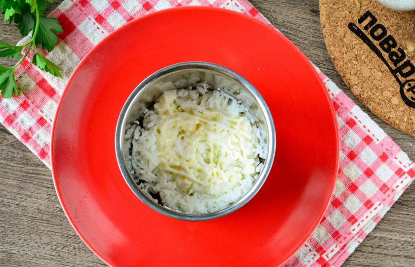 1. Этап. Салат Нежный вкус: Сварите вкрутую куриные яйца, остудите их и почистите. Разделите на белки и желтки. Натрите на терке яичные белки и выложите их первым слоем. Полейте майонезом и посолите. Салат формируйте слоями при помощи специального кольца.