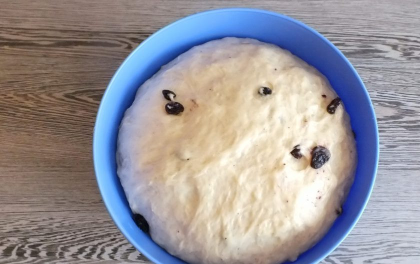 1. Этап. Булочки повышенной калорийности по ГОСТу: Через 2 часа тесто заметно увеличится в объеме. Сделайте обминку.