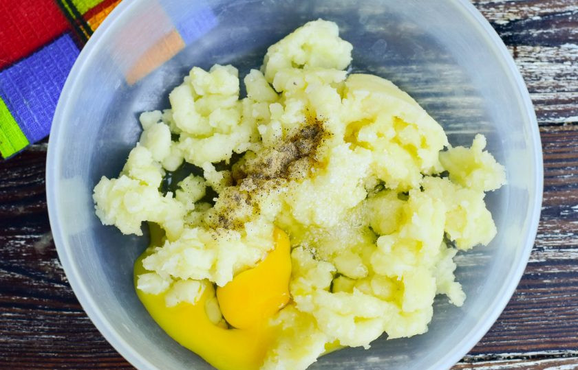 1. Этап. Немецкие кнедлики: Отварите картофель в течение 20 минут. Подавите его толкушкой, дайте немного остыть. Затем вбейте яйцо, добавьте соль и черный молотый перец.