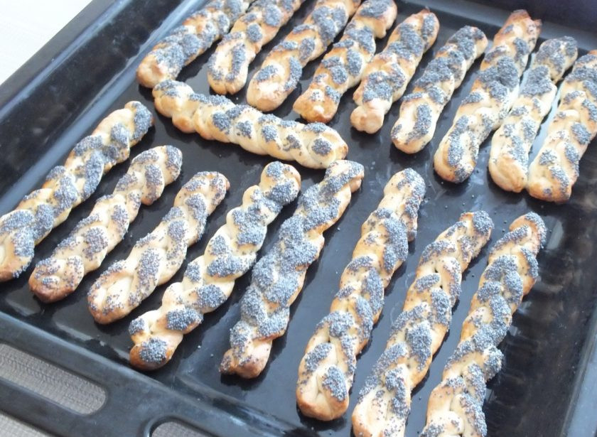 1. Этап. Печенье Косичка: Готовое печенье легка остудите и подавайте к столу.