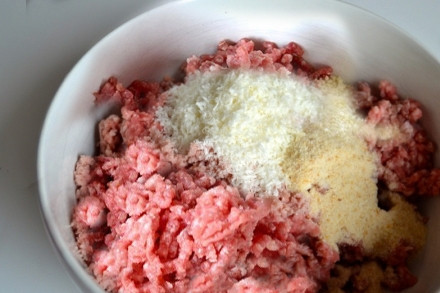 1. Этап. Тефтельки из говяжьего фарша с сыром в томатном соусе: Тем временем приготовим тефтельки. Смешиваем говяжий фарш, тертый пармезан и панировочные сухари.