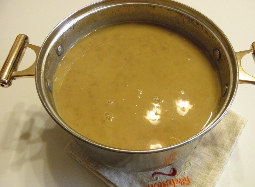 1. Этап. Крем-суп из чечевицы: Из готового супа уберите лавровый лист, погружным блендером пюрируйте суп до кремообразного состояния. Приятного аппетита!