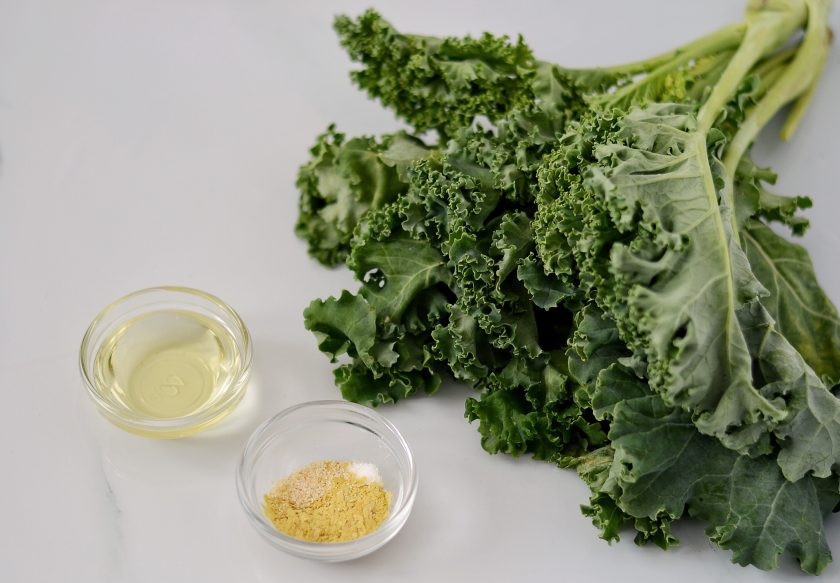 1. Этап. Чипсы из кейла: Подготовьте все ингредиенты.