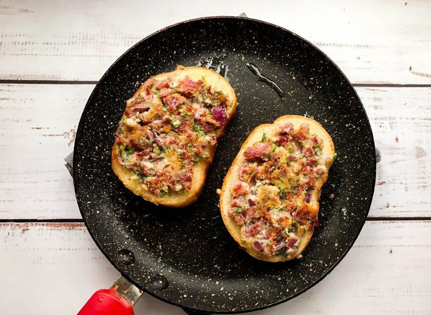 1. Этап. Горячие бутерброды с манкой: На ломтики батона выложите начинку. Обжарьте бутерброды с двух сторон до золотистой корочки.