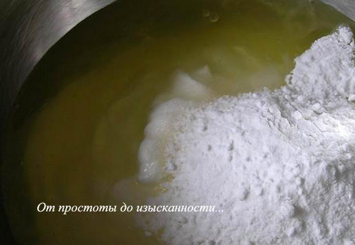 1. Этап. Пирог с абрикосами и малиной: Для начинки смешайте сметану с белком, сахаром, крахмалом и ванилином.