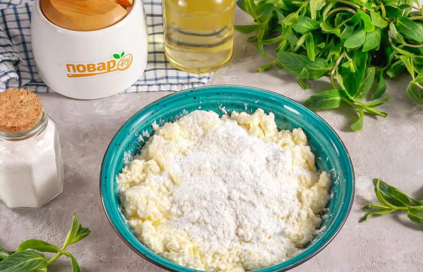 1. Этап. Творожные брусочки: Выложите сметану и еще раз перемешайте. Добавьте пшеничную муку высшего сорта и разрыхлитель. Вмешайте их в творожную массу.