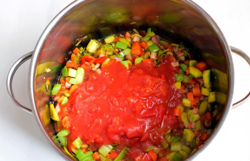 1. Этап. Риболлита: Влейте порубленные помидоры в собственном соку вместе с заливкой. Удобно измельчать их прямо в банке, вращая узкий острый нож. Тушите минут 5.