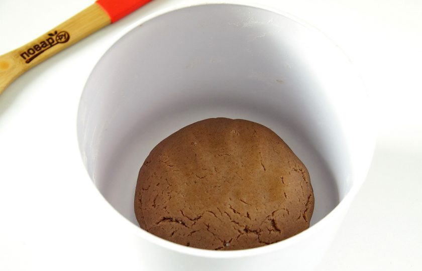 1. Этап. Шоколадное печенье с джемом: Замесите мягкое тесто, которое не липнет к рукам. Уберите тесто на 30 минут в холодильник.