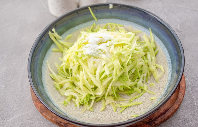 1. Этап. Пицца из кабачков без муки на сковороде: Кабачок натрите на терке, посолите и оставьте на 5-10 минут.