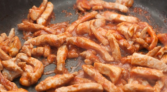 1. Этап. Кесадилья со свининой: 3. Влейте в мясо пюре из помидоров, посолите и поперчите. Прокипятите несколько минут.