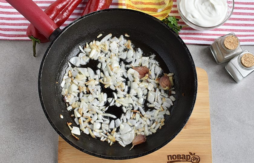 1. Этап. Вкусный соус к макаронам: Разогрейте масло и выложите лук и чеснок. Жарьте, помешивая, до легкой позолоты. Посолите слегка. Извлеките чеснок.