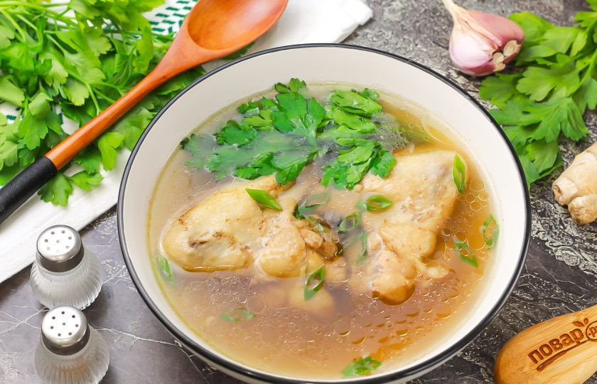 1. Этап. Китайский куриный бульон: Промойте и измельчите зеленый лук. Разлейте бульон в глубокие тарелки и выложите в них петрушку, другую свежую зелень. Присыпьте измельченным зеленым луком и подайте к столу. Приятного вам аппетита!