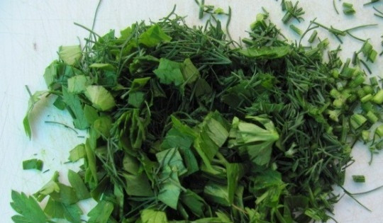 1. Этап. Салат из капусты вкусненький: Зелень вымыть, обсушить и измельчить.