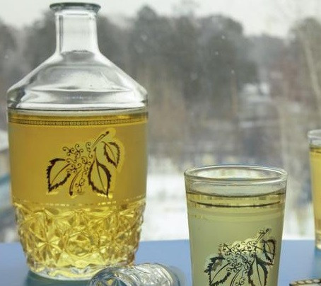 1. Этап. Домашняя настойка: Время прошло, отфильтруем напиток через марлю. Можно дегустировать вкусную настойку!