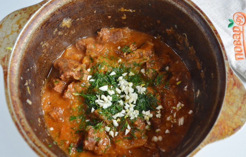 1. Этап. Чашушули по-грузински из говядины: 7. В самом конце приготовления, когда мясо будет нежным и мягким, добавьте соль, чеснок, зелень. Снимите с огня. Казан не открывайте еще минут 15.