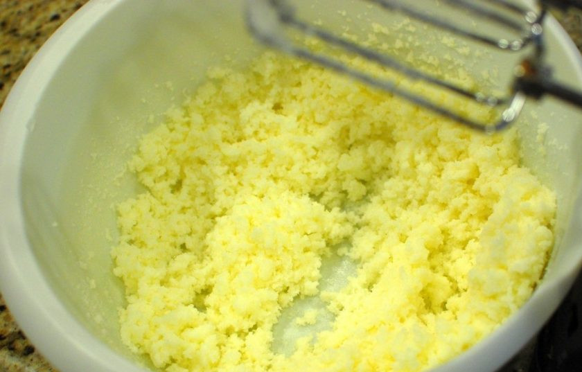 1. Этап. Банановый пирог с глазурью: 2. Смешайте 180 грамм сливочного масла с 2 стаканами сахара.