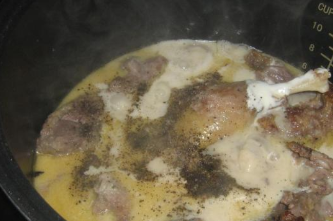 1. Этап. Утка кусочками в мультиварке: За 15 минут до готовности добавьте сметану, соль и перец. Перемешайте.