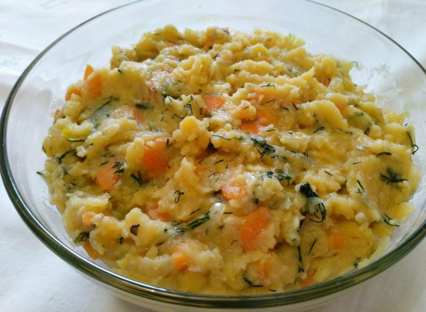 1. Этап. Постные гороховые пирожки: К остывшему гороховому пюре добавьте обжаренные ранее овощи, укроп и соль (0,5 ч.л. или немного больше), хорошо перемешайте. В начинку для пирожков можно также добавить любые специи по вкусу.