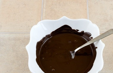 1. Этап. Австрийский торт Захер: 150 граммов шоколада поломайте на кусочки и растопите на водяной бане. Потом остудите.