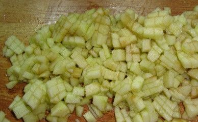 1. Этап. Салат Женская слабость: Яблоки очищаем от кожуры и сердцевины и нарезаем мелкими кубиками. Яблоки лучше брать кисло-сладкие.