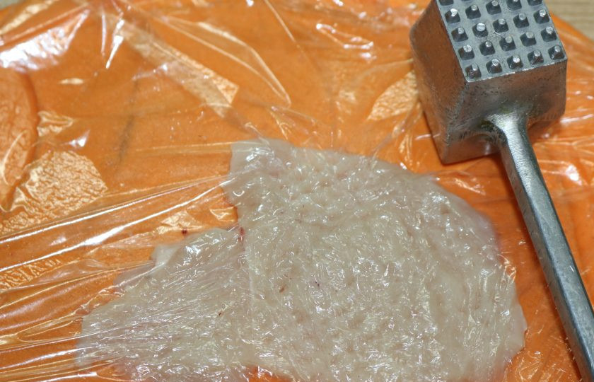 1. Этап. Мясо, запечённое гармошкой: Куриную грудку накройте пищевой плёнкой и слегка отбейте.