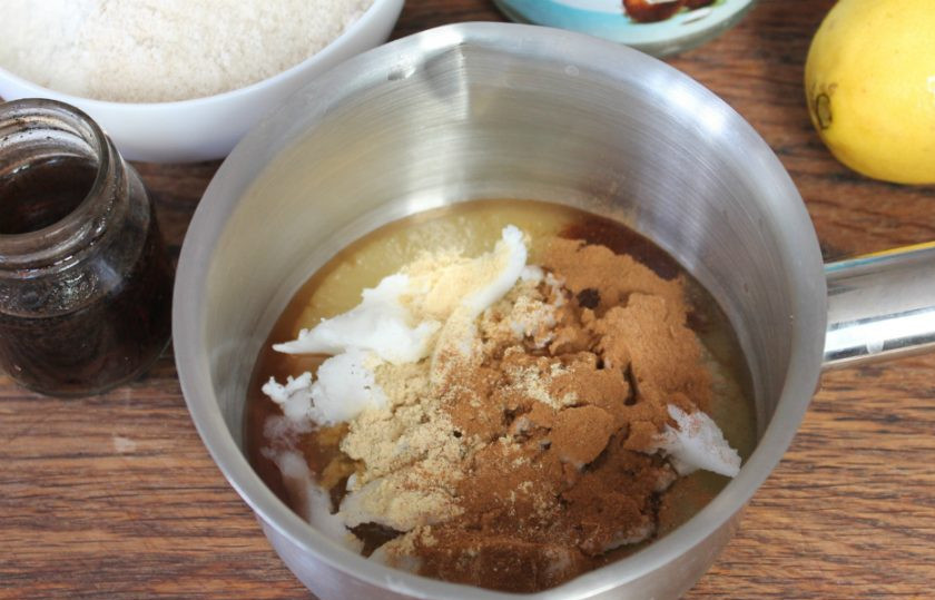 1. Этап. Пряники без сахара: Насыпаем молотые пряности и разогреваем непрерывно помешивая. Доводим до кипения, но не кипятим.