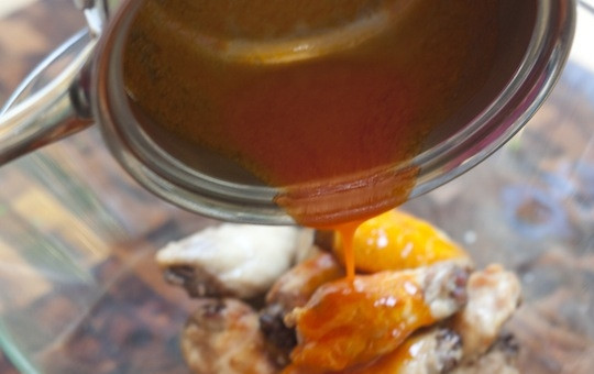 1. Этап. Маринад для крылышек Баффало: 6. Горячие крылышки выложите в глубокую мисочку и полейте теплым соусом. Аккуратно перемешайте и сразу же подавайте к столу. Вот и весь секрет, как сделать маринад для крылышек 