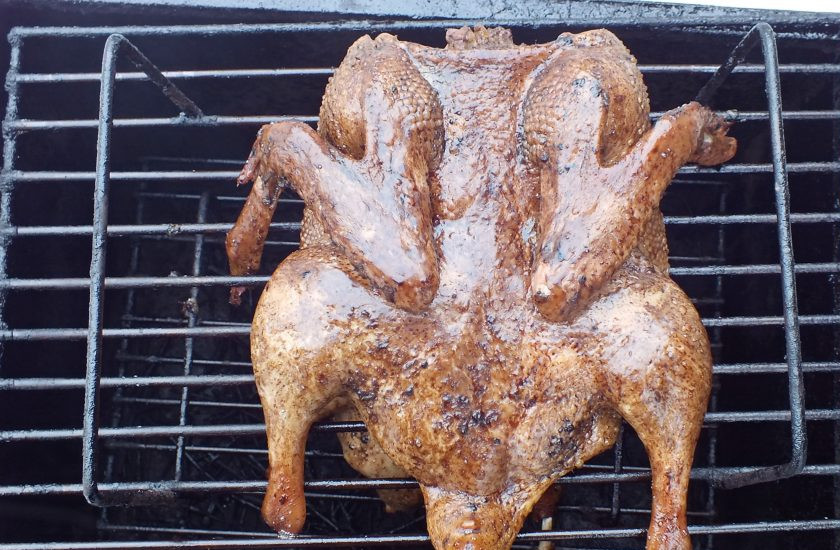 1. Этап. Утка горячего копчения в домашних условиях: Через указанное время достаньте утку из коптильни. Проверьте готовность. Ножом проткните окорочок в районе сустава, если не выделяется сукровица, значит утка готова.