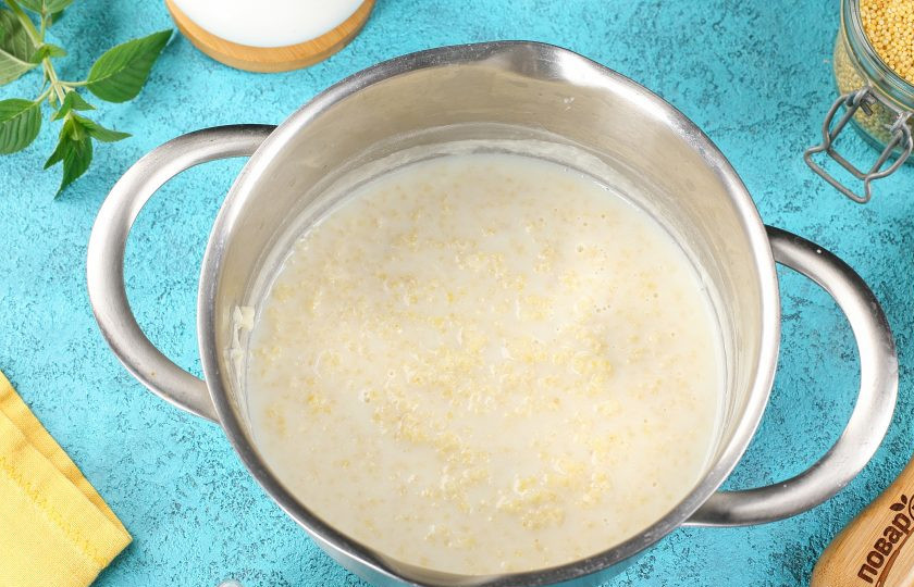 1. Этап. Каша пшённая в кастрюле на молоке: Затем добавьте соль и сахар по вкусу. Перемешайте и готовьте ещё 5 минут.