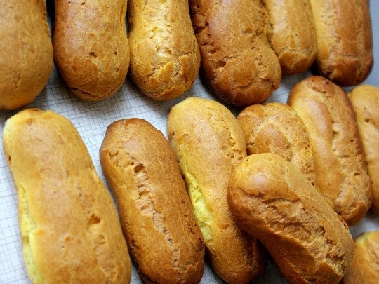 1. Этап. Торт Поленница из заварного теста: 5. Разогрейте до 200 градусов духовку. Поставьте в нее противень и не открывайте минимум 30 минут. Доведите до румяности палочки.