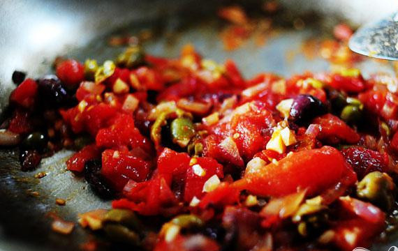 1. Этап. Паста с куриным филе и красным луком: 2. Добавить нарезанные помидоры с соком. Добавить нарезанные оливки. Перемешать и жарить 1-2 минуты.