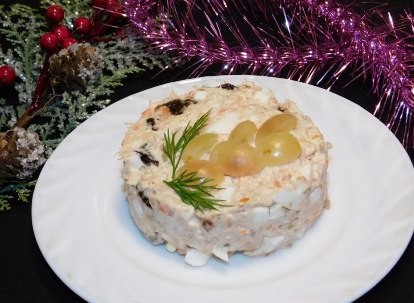 1. Этап. Салат Новогоднее танго: Выложите салат порционно и украсьте виноградом. Приятного аппетита!